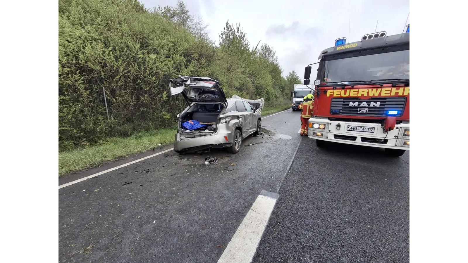 Der Lexus hatte sich kurz hinter der Anschlusstelle Lauenau überschlagen. (Foto: privat)