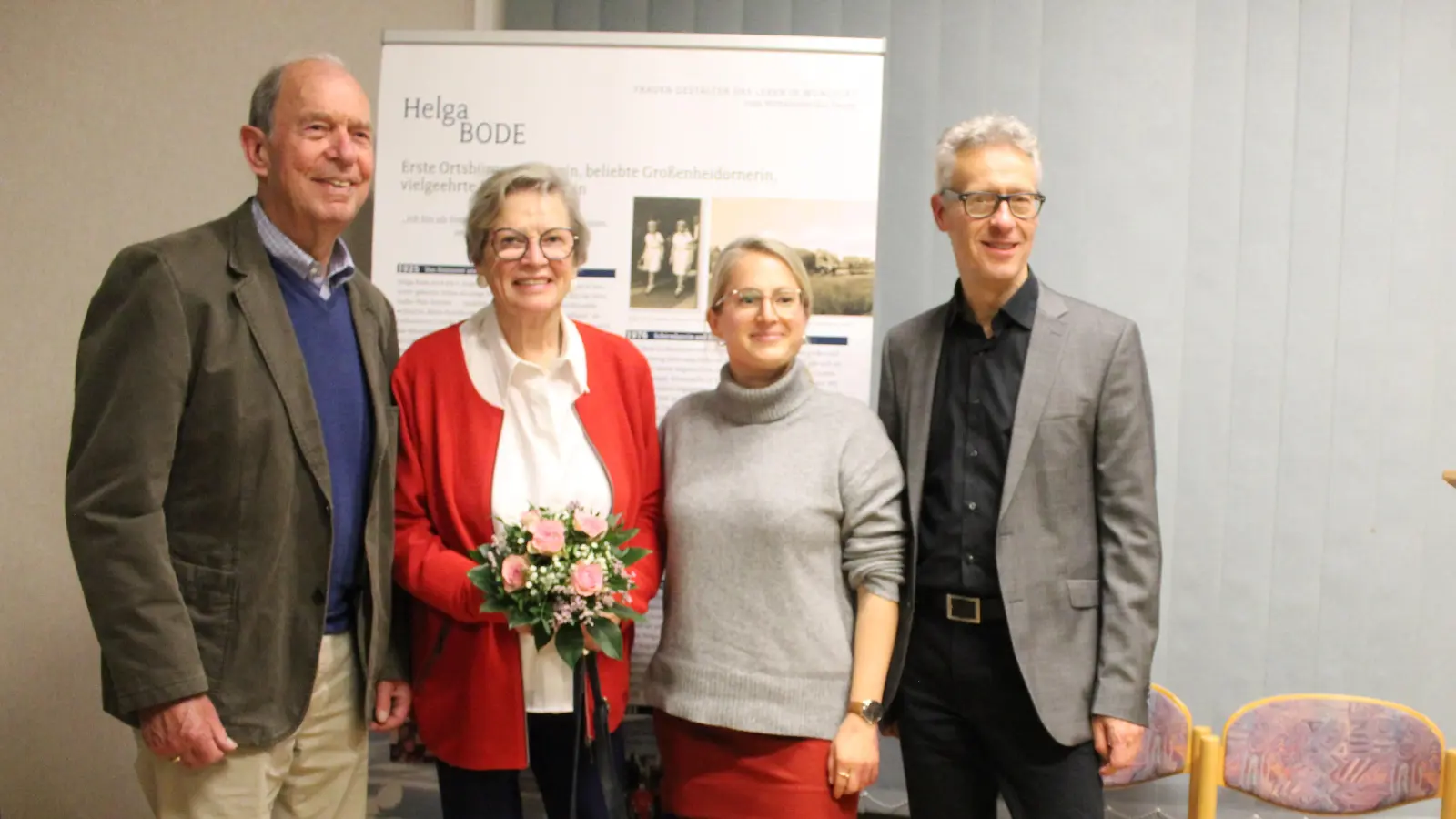 Vor der Tafel (v.li.): Jürgen Bode (Sohn), Marion Züfle (Tochter), Marija Giessen und Klaus Fesche. (Foto: wb)
