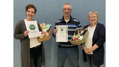 Tina Thoke und Karl Rügge wurden von der Vorsitzenden Christel Struckmann für 40 Jahre im Verein ausgezeichnet. (Foto: ste)