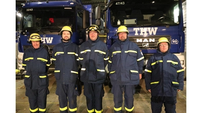 Udo Wunnenberg (v.li.) gratuliert Arne Steinbrück, David Lang, Frank Brune und Georg Heinrich Meyer.