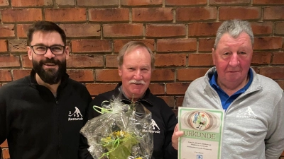 Ehrung (v.li.): Patrick Stolze, Uwe Simon und Karl-Wilhelm Lange. (Foto: privat)