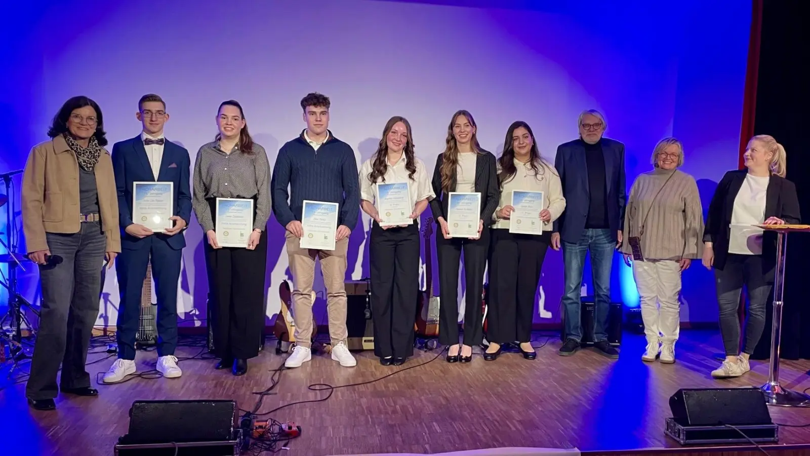 Mit Urkunden (v.li.): Brigitte Naber, Nils Ole Pabst, Theo Politz, Janne Dünkeloh, Annika Schinke, Sophie Heineberg, Gulda Seldo, Holger Böttger, Elke Rothämel und Katharina Napp.  (Foto: privat)