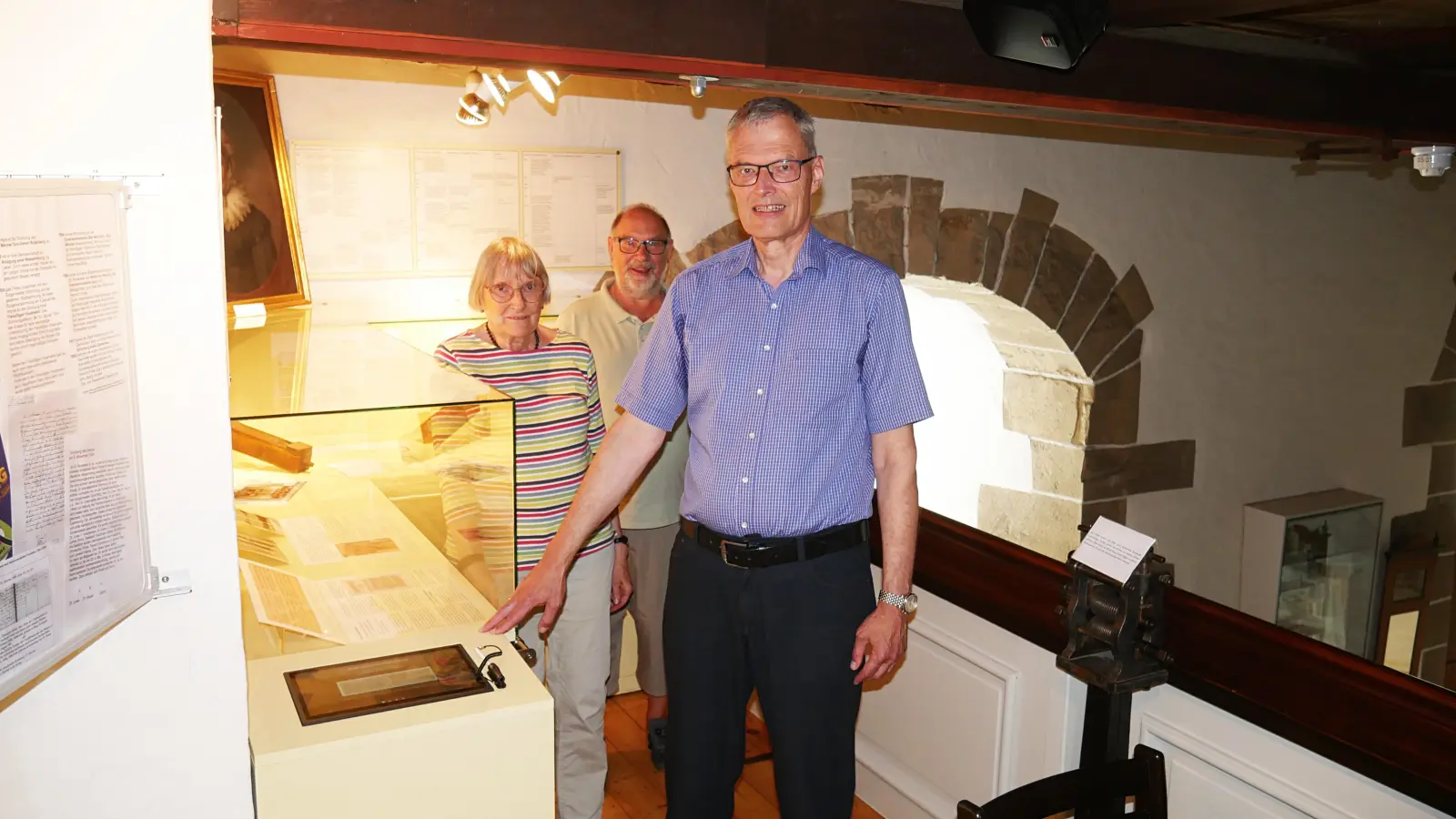 Joachim Siebold (re.), an der Themenvitrine und am Corpus der Multi-Media-Show zum Musiker, stellt gemeinsam mit Marlies Berndt-Büschen und Michael Faßbinder das neue Museumsprojekt vor. (Foto: gk)