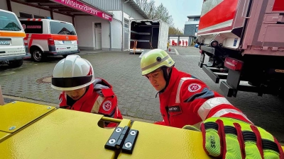 Dienststelle in Wunstorf: Helfer verladen Ausrüstung. (Foto: Johanniter)