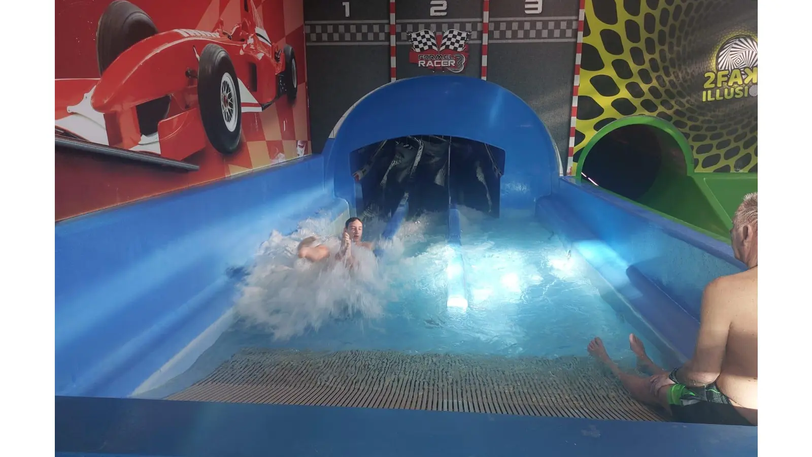 Ein actionreicher Tag im Wasserrutschenpark Aquamagis. (Foto: Stefan Sierth, Stadtjugendfeuerwehrwart Barsinghausen)