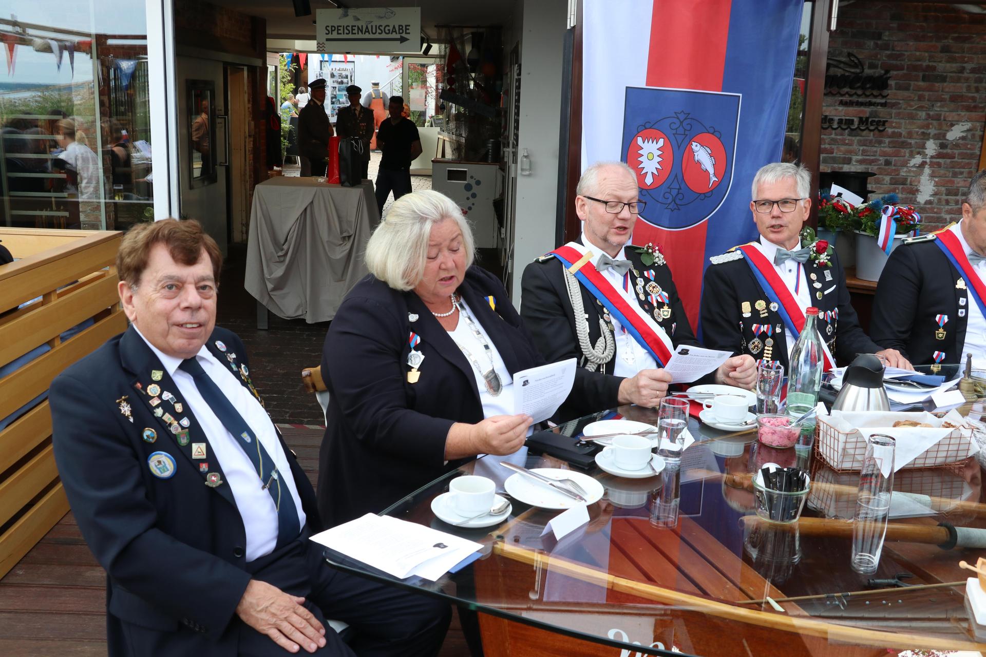 Beim Bürgerfrühstück singen mit (v.li.): Rolf-Eberhardt, Christiane Schweer, Willi Rehbock und Dirk Bredthauer. (Foto: gi)