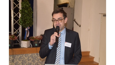 SPD-Vorsitzender Jan-Philipp Beck begrüßt die Gäste zum Neujahrsempfang. (Foto: ab)