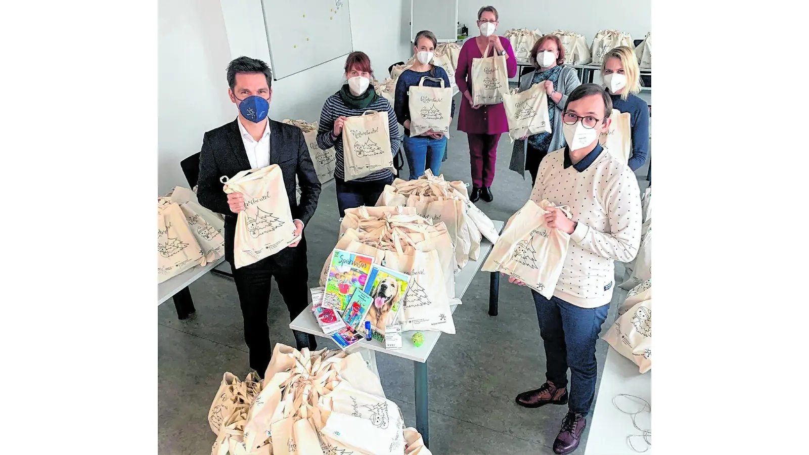 Die „Kita aus dem Beutel“: Regionspräsident Steffen Krach (li.), Robert Wolf (re.) und Kolleginnen aus dem Fachbereich Jugend der Region bringen 700 Winterbeutel für Kinder auf den Weg. (Foto: red)