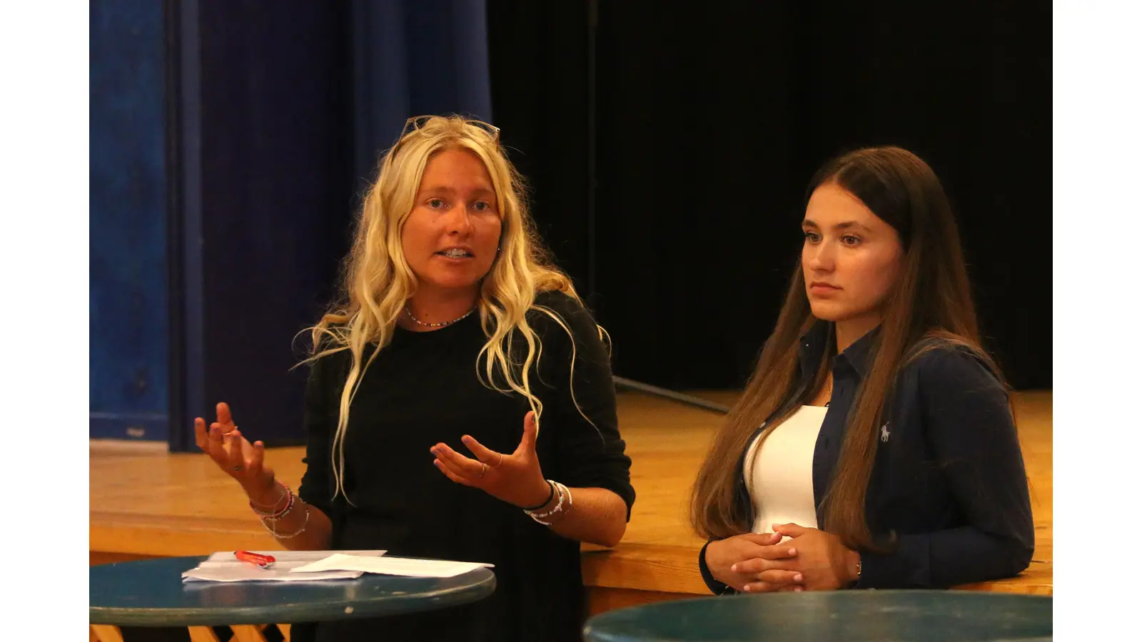 Lena Gerland (li.) und Martyna Wojnarowska geben einen Überblick über die Argumente für und gegen die Herabsetzung des Wahlalters bei der von der SPD organisierten Diskussion.  (Foto: Borchers, Bastian)