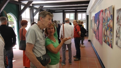 Regen die Besucher zu Gesprächen an: Die Bilder der Ausstellung. (Foto: tau)