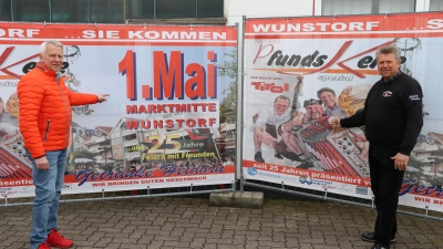 Laden zum 26. Maifest mit den Pfunds-Kerlen ein: Der Vorsitzende der Werbegemeinschaft Bernd Heidorn (li.) und Uwe Heidorn vom gleichnamigen Wunstorfer Getränkehandel. (Foto: gi)