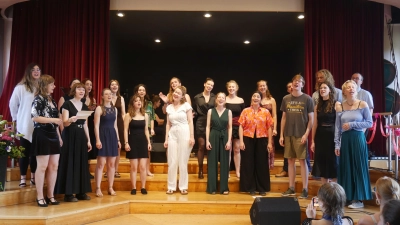 Mit dem Song „Last uns Schwingen” verabschiedeten sich die Absolventen vor großem Publikum. (Foto: gk)