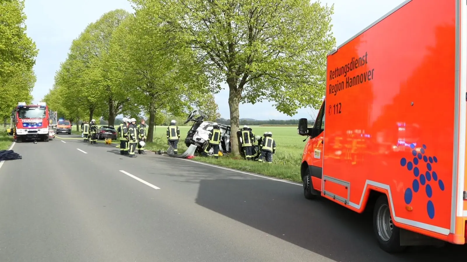 Die Rettungskräfte an der Unfallstelle auf der B65. (Foto: Feuerwehr)