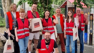 Das gewählte Spitzen Duo bei einem Wahlkampfeinsatz: Luisa Gulke (2.v.re.) und Volker Napp (3.v.re.). (Foto: privat)