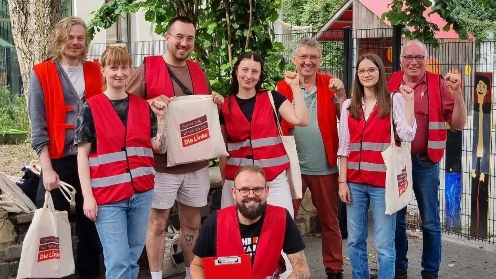 Das gewählte Spitzen Duo bei einem Wahlkampfeinsatz: Luisa Gulke (2.v.re.) und Volker Napp (3.v.re.). (Foto: privat)