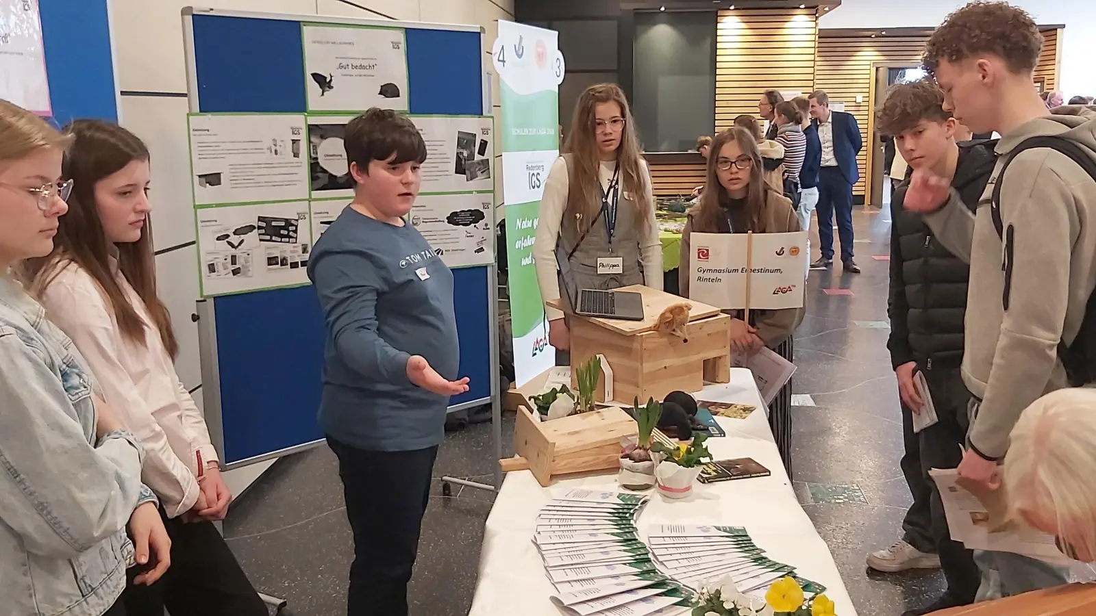 Engagiert stellen IGS-Schüler aus Rodenberg ihr Projekt vor. (Foto: gk)