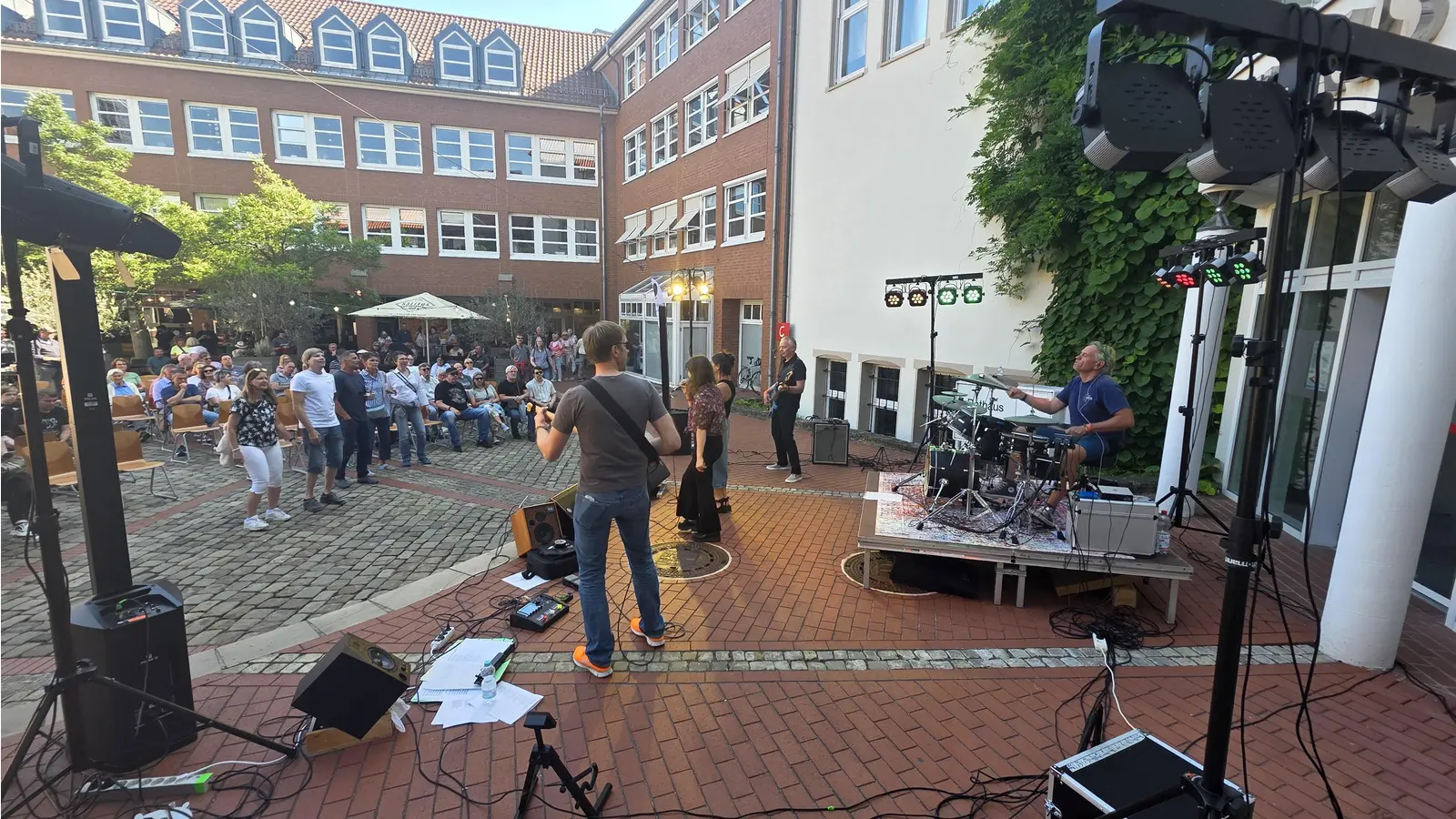 Bei der zweiten Nacht der Kultur: Die Outlandos spielen auf dem Rathausinnenhof.  (Foto: tau)