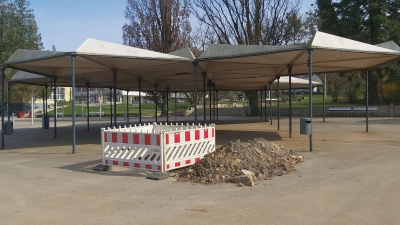 Das Hamburger Dach mit einer Bodenöffnung zur Gründungsuntersuchung. Inzwischen ein Teil der Kurparkhistorie. (Foto: gk)