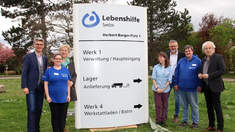 Bei der Einweihung (v.li.): Alexander Masthoff, Patricia Meiners, Gaby Bauch, Katharina Kaser, Christian Siemers, und Marina Pfehr und Heinrich Aller. (Foto: privat)