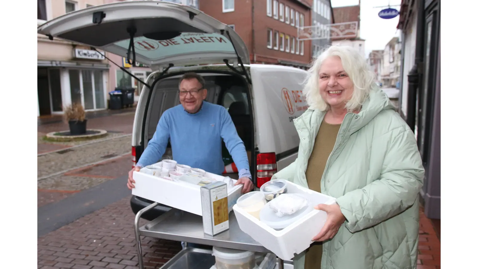 DRK-Tafelkoordinatorin Heidi Niemeyer (re.) nimmt die Spende maritimer Delikatessen vom Michael Blanke entgegen. (Foto: Borchers, Bastian)