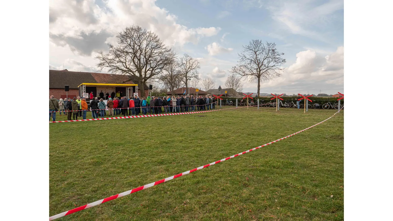Im Garten von Familie Nelz in Suthfeld soll die ICE-Trasse durchlaufen (Foto: wk)