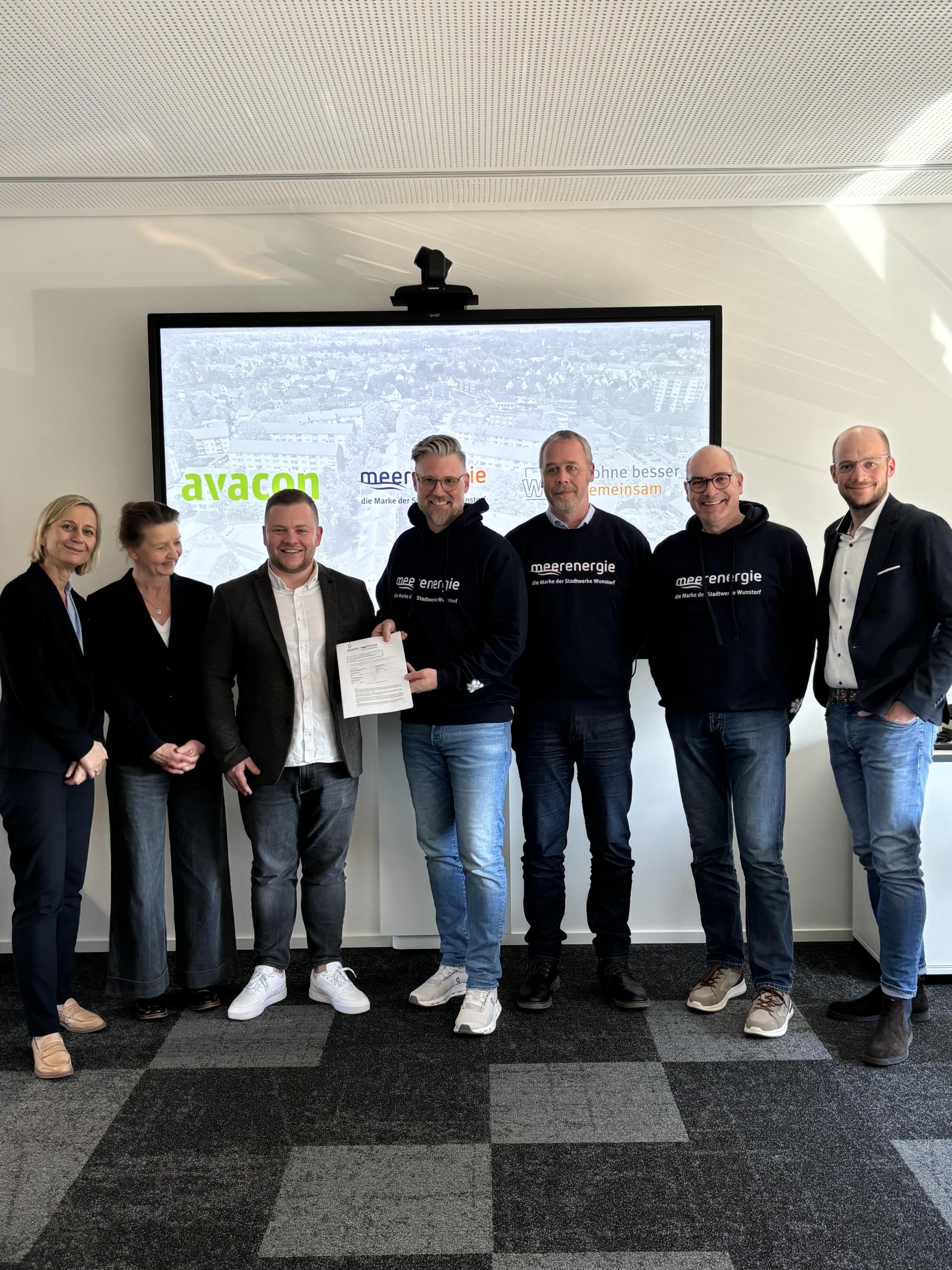 Haben eine Vereinbarung unterzeichnet: Vertreter von avacon, Stadtwerken und Bauverein.  (Foto: privat)