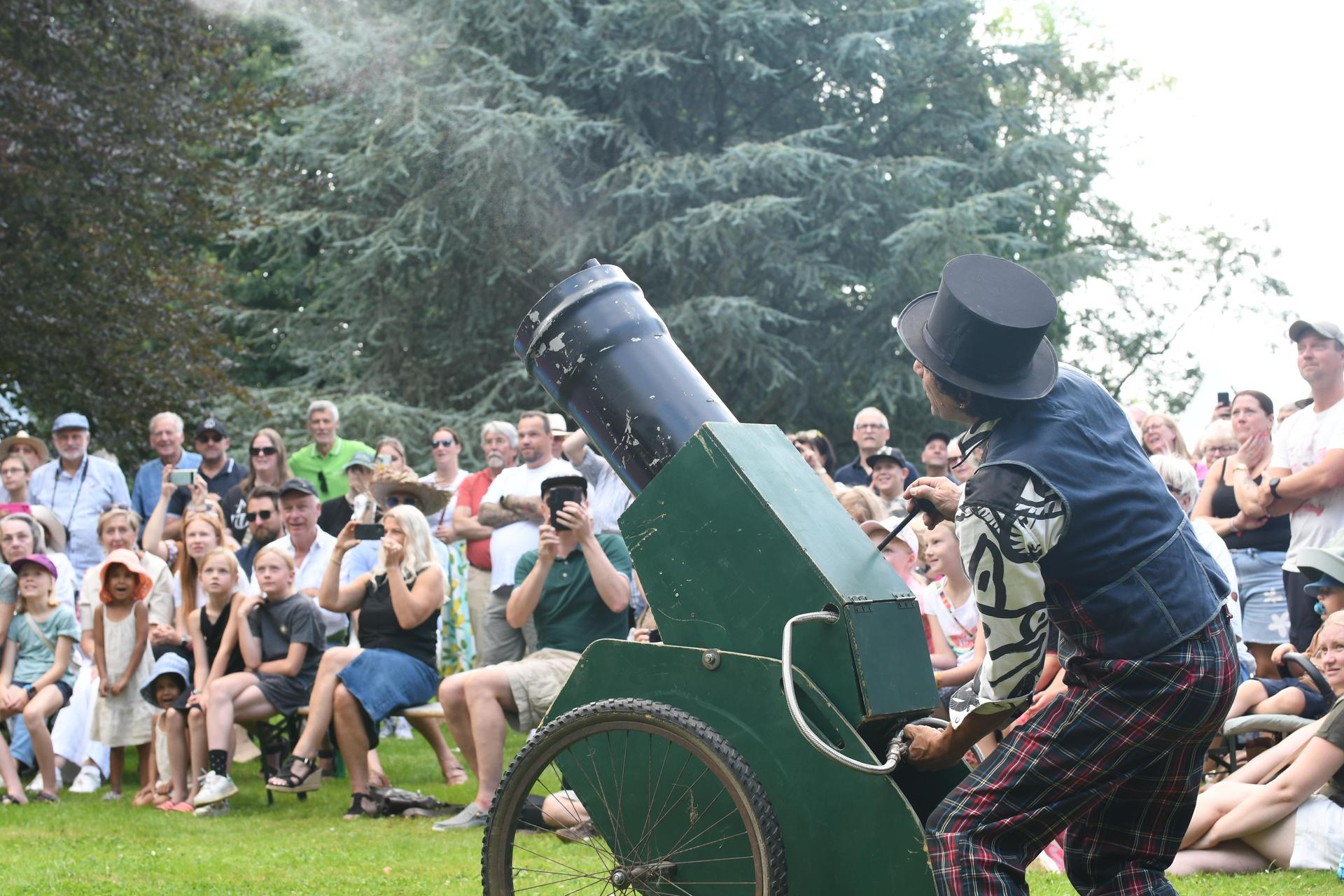 Drei Tage lang verwandelte sich das Rittergut Remeringhausen in ein Paradies für Garten- und Kunstliebhaber: Das beliebte Fest „Romantic Garden“ feierte seinen 25. Geburtstag. Bei strahlendem Sommerwetter strömten zahlreiche Besucherinnen und Besucher auf das idyllische Gutsgelände, um ein abwechslungsreiches Programm aus Ausstellungen, Musik und kulinarischen Angeboten zu genießen. Die gut gelaunten Gäste und das hervorragende Wetter sorgten für beste Stimmung, und auch die Aussteller zeigten sich rundum zufrieden. (Foto: nd)