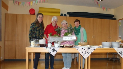 Ehrung für den Frühstücksdienst: Koordinatorinnen Sabine Behm (li.) und Gianna Grams (re.) danken Christel Albrecht und Elvira Lühmann für ihr ehrenamtliches Engagement. (Foto: wb)