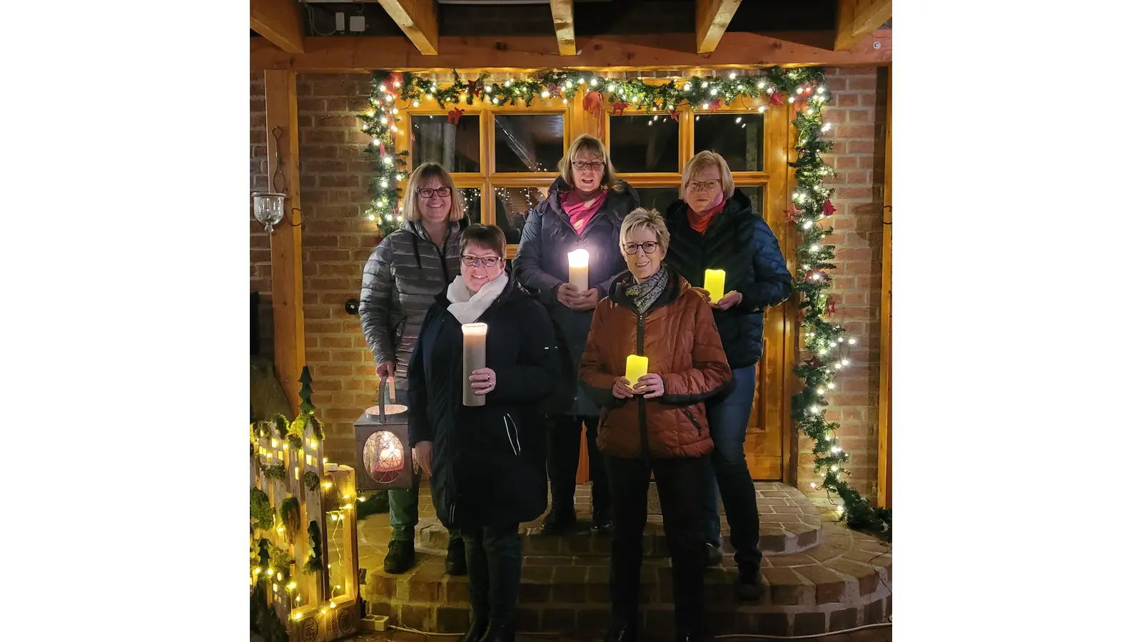 Mit Kerzen (v.li.): Sonja Hartmann, Dagmar Reumke, Ulrike Zschetzsche, Renate Wilkening und Annegret Bothe.