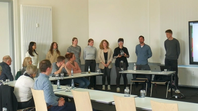 Studierende tragen Handlungsanweisungen in die LaGa-Stadt Bad Nenndorf. (Foto: gk)