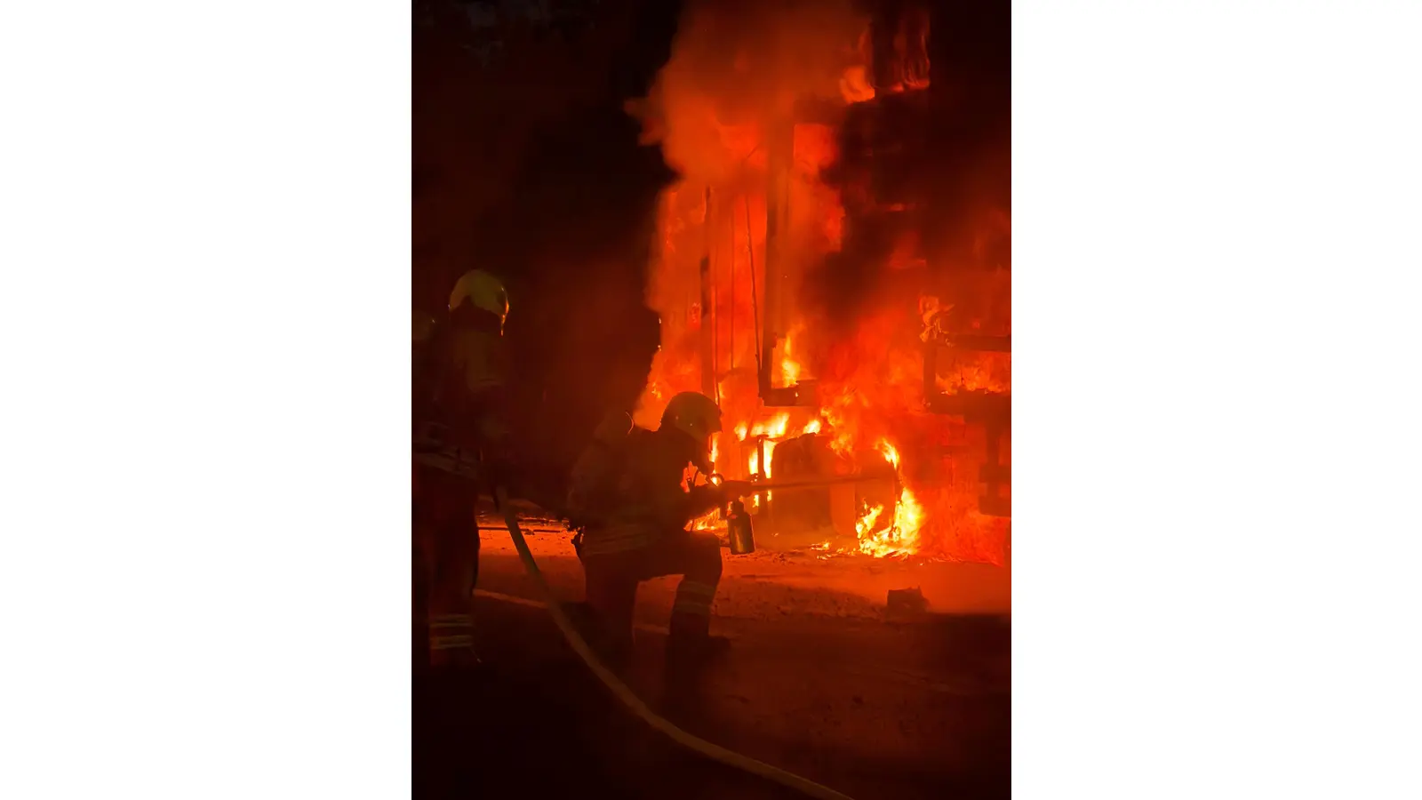 Der Lkw stand bereits bei Ankunft der Feuerwehr in Vollbrand. (Foto: privat)
