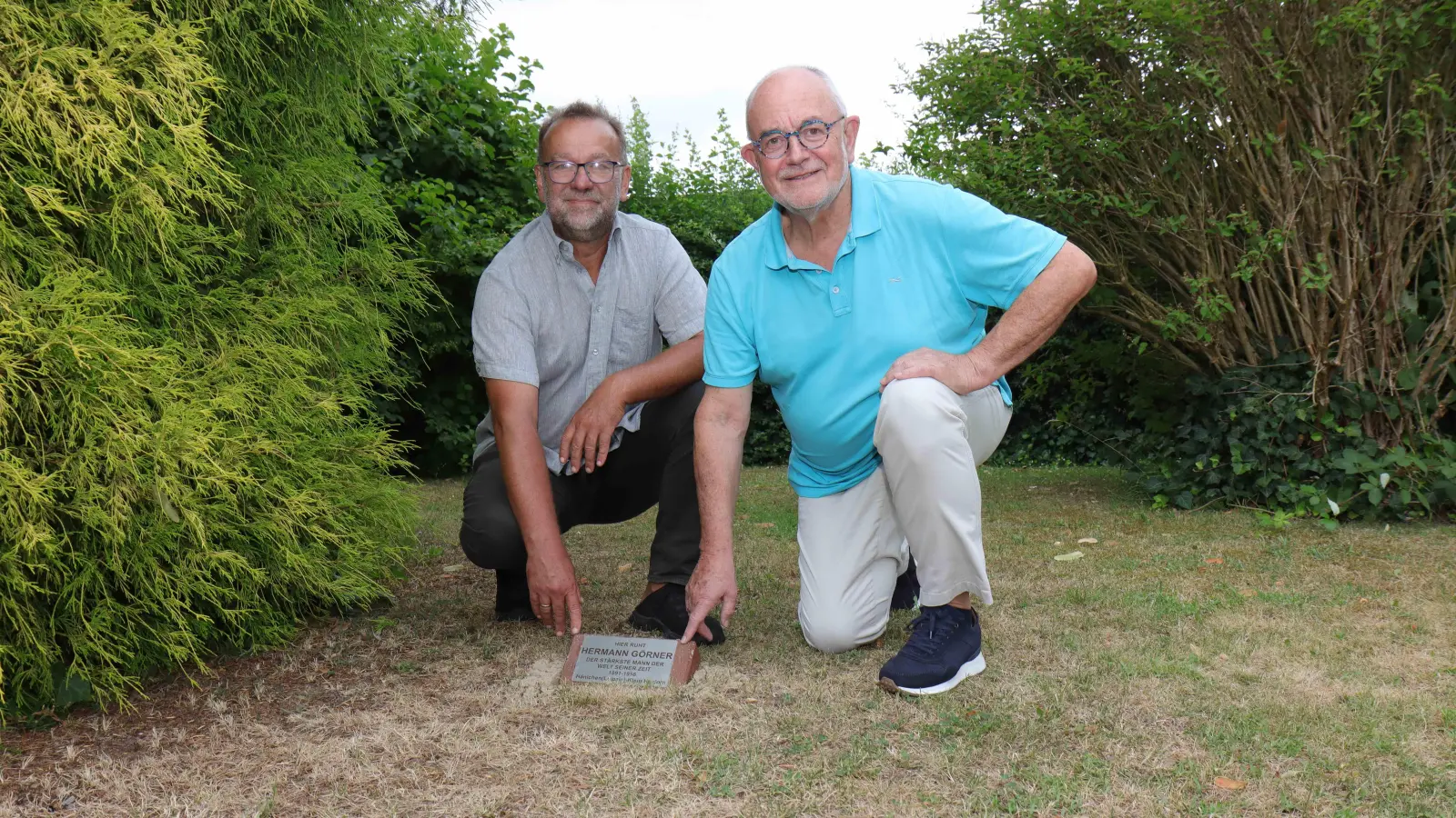 Haben sich um eine neue Plakette gekümmert: Burkhard Dreier (li.) und Bernd Roßberg. (Foto: tau)