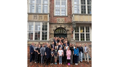 Ministerpräsident Olaf Lies inmitten der Arbeitsgruppe „Platt is cool”.  (Foto: Bettina Montigny, Büro Ministerpräsident Olaf Lies )