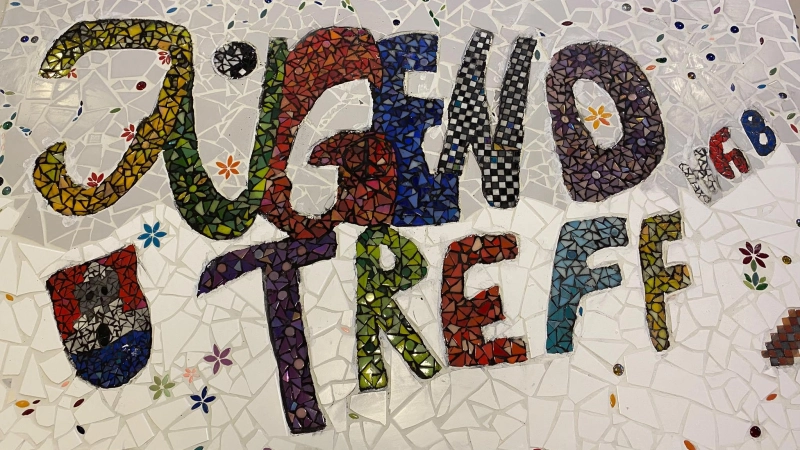 Als Mosaik entstanden: Der Schriftzug über den Jugendtreff Hagenburg. (Foto: privat)