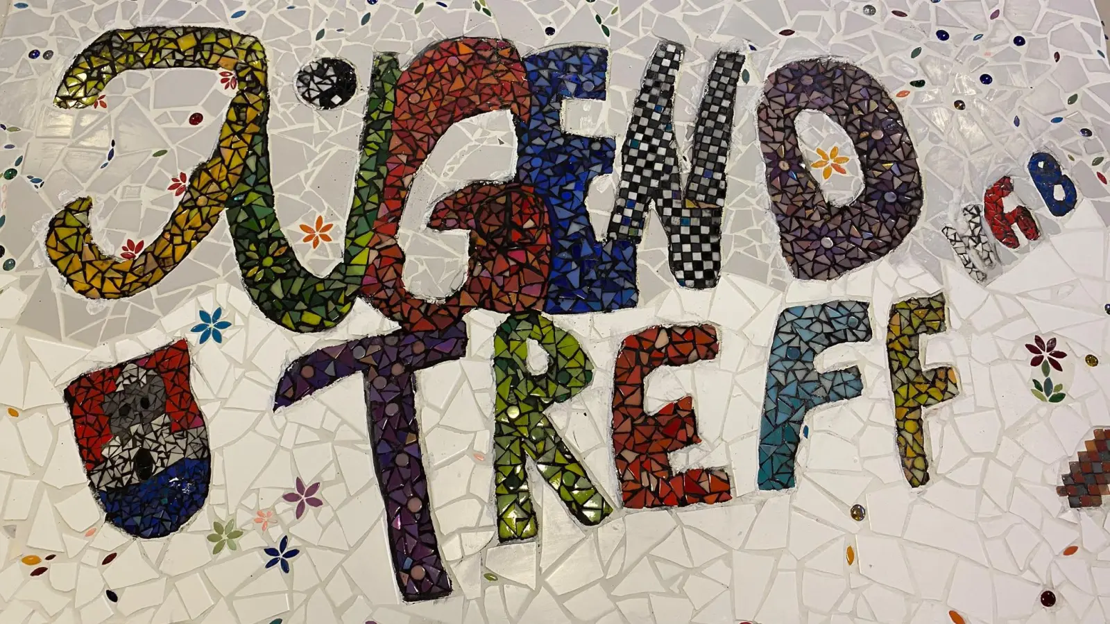 Als Mosaik entstanden: Der Schriftzug über den Jugendtreff Hagenburg. (Foto: privat)