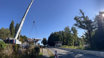 Das zweite Brückenteil wurde bereits eingesetzt und verankert. (Foto: gk)
