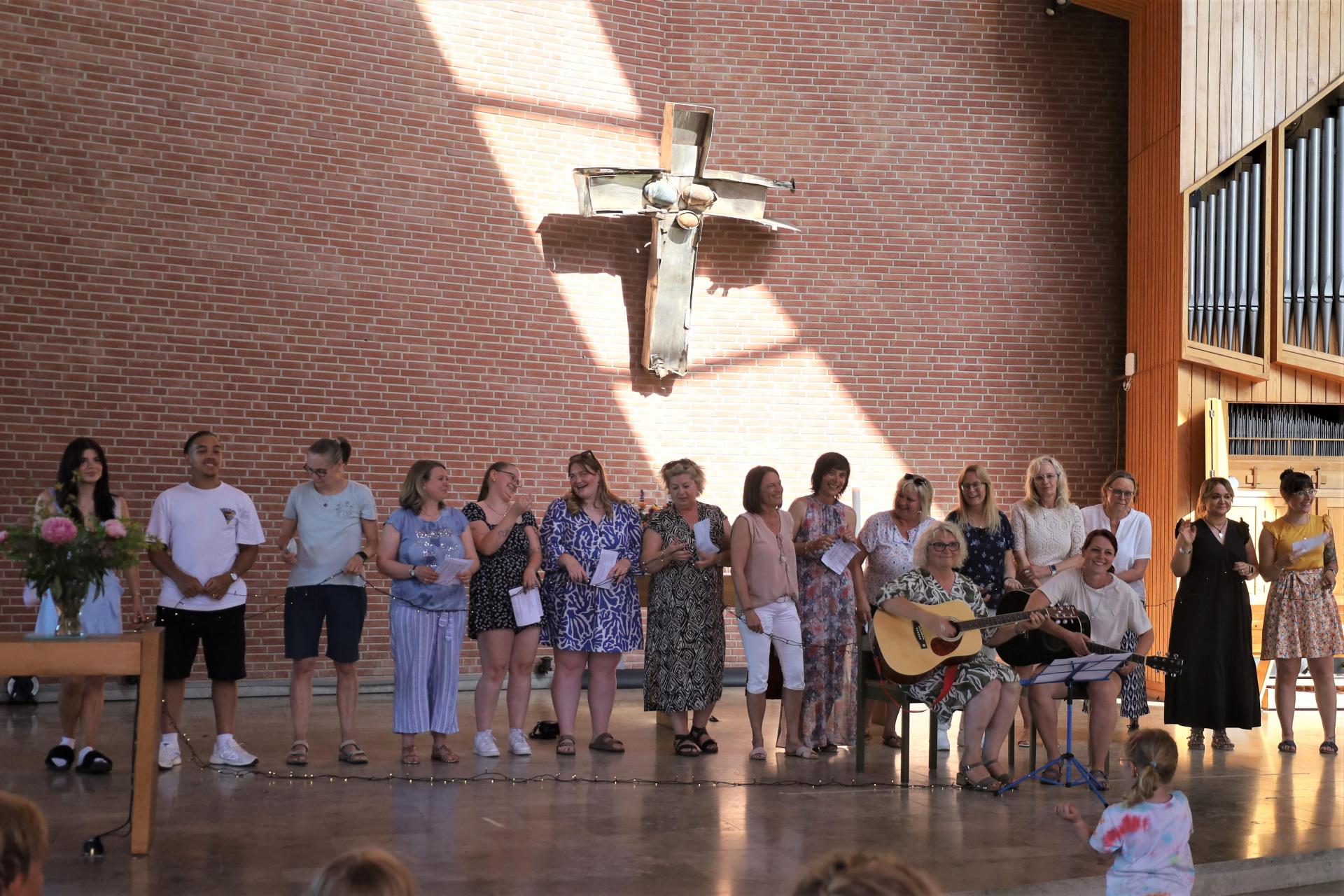 Zum Abschluss: Das Mitarbeiterteam singt das „Lichterkettenlied“. (Foto: privat)