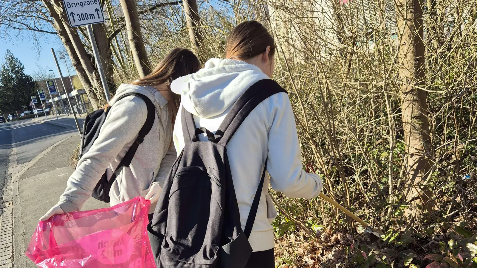 Sammeln Müll ein: Schülerinnen der Otto-Hahn-Schule. (Foto: privat)