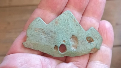 Drei Zacken, eine Öffnung, etwa fünf Zentimeter breit und ein seltener Fund einer Henkelattasche. (Foto: Kommunalarchäologie Schaumburger Landschaft)