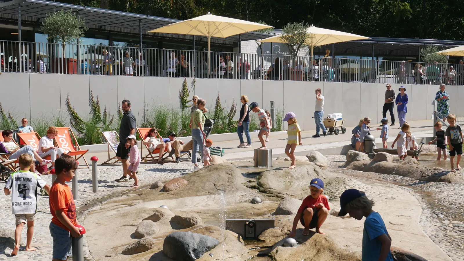 Familien setzen auf den weiteren Zugang zur Wasserspielfläche. (Foto: gk)