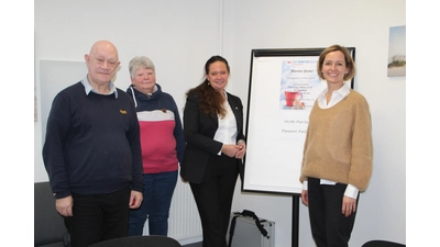 Martina Harting (v.li.) , Colette Tiemann und die Ehrenamtlichen Ute Schlenkrich und Reneé Bonke fordern ein gesellschaftliches Umdenken, dass Leistung und Erfolg nicht an monetäre Faktoren gekoppelt sein müssen. (Foto: nh)