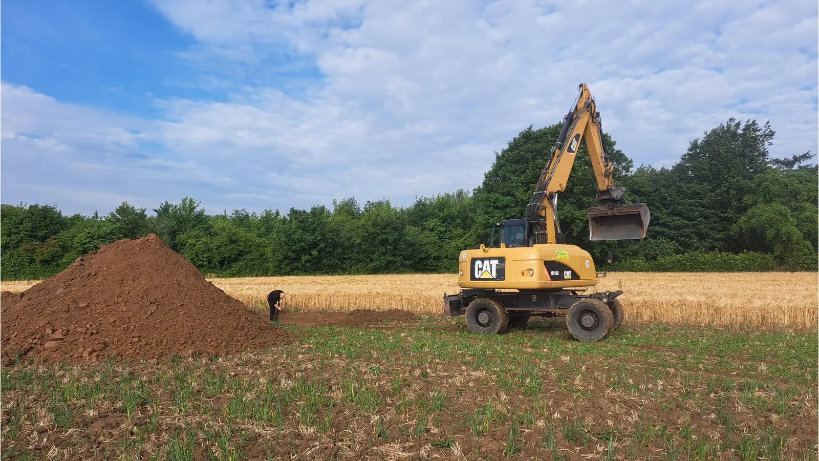 Grobes Werkzeug für feine Funde: Bagger sorgt dafür, das 200 archäologische Fundstücke geborgen werden konnten. (Foto: Daniel Lau, Kommunalarchäologie Schaumburger Landschaft)