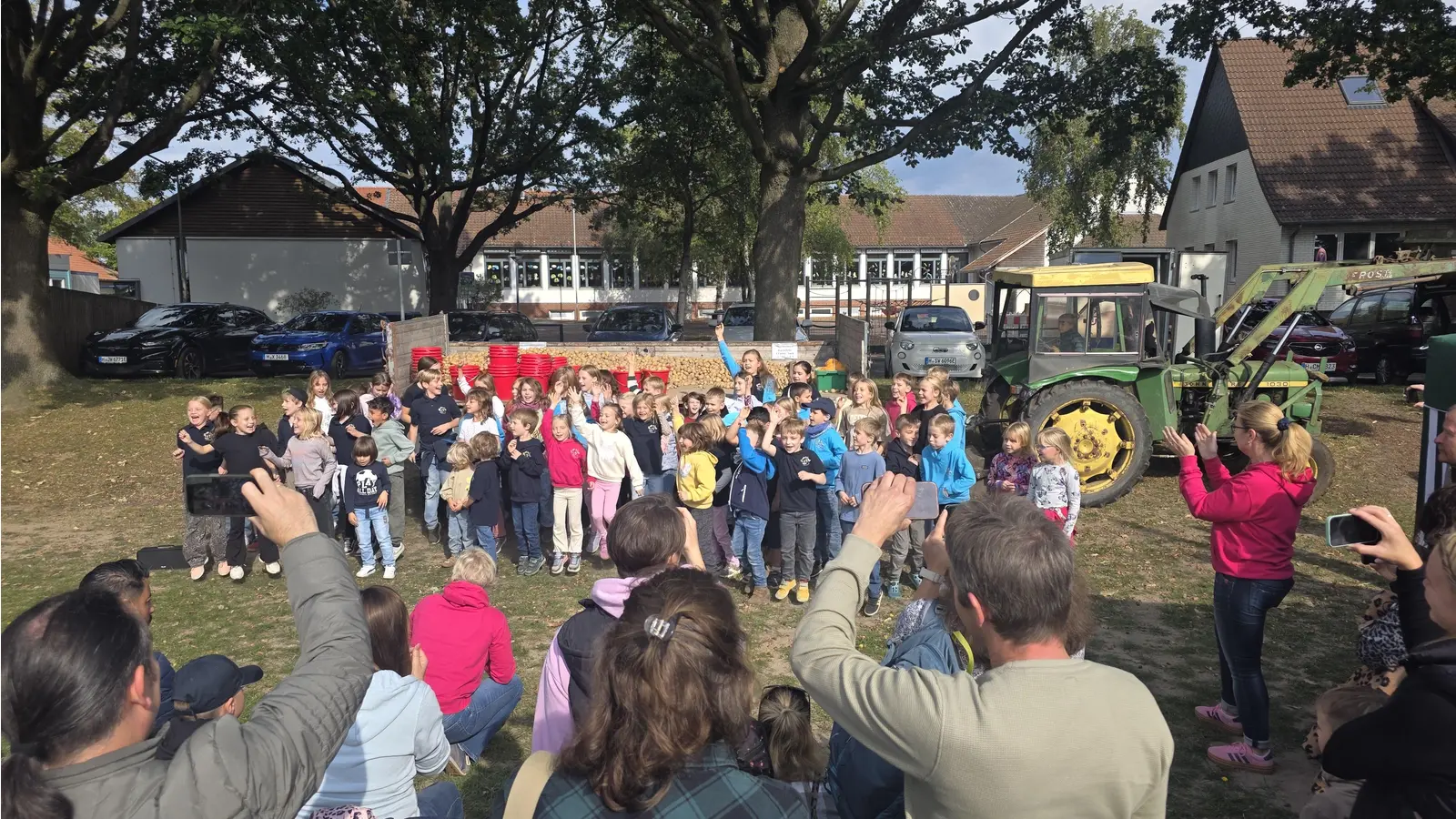 Eröffnen das Fest mit dem Klein-Heidorn-Lied: Die Kinder der Grundschule. (Foto: tau)