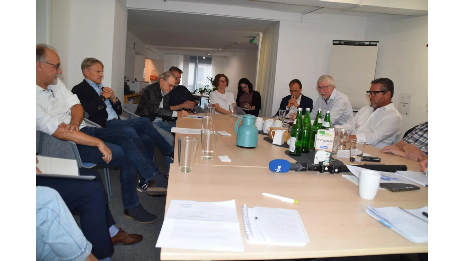 Bürgermeister Oliver Theiß (2.v.l.) und Akteure analysieren den IHK-Bericht. (Foto: ab)