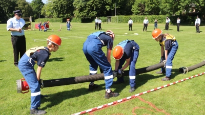 Löschangriff: Konzentriert absolvieren die Teams der Jugendfeuerwehren ihre Aufgaben. (Foto: gi)