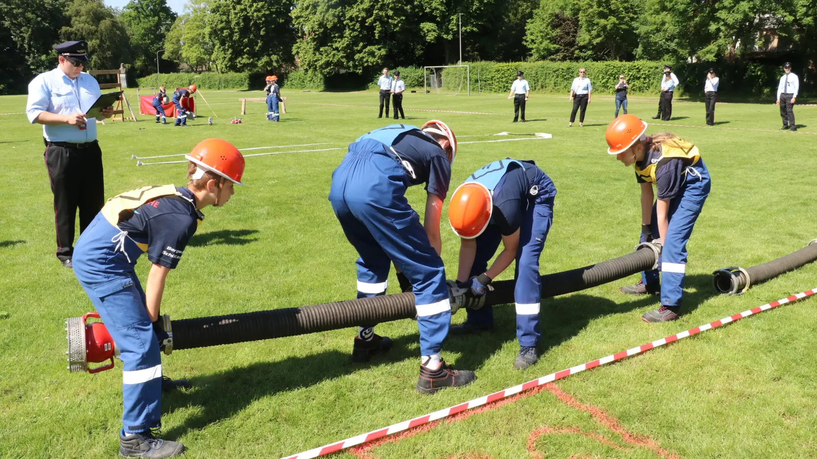 Löschangriff: Konzentriert absolvieren die Teams der Jugendfeuerwehren ihre Aufgaben. (Foto: gi)
