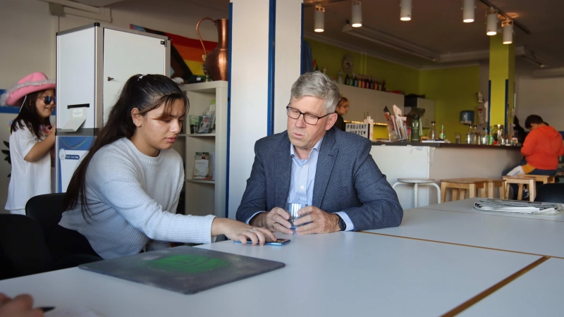 Im Gespräch mit Kindern und Jugendlichen: Bürgermeister Carsten Piellusch. (Foto: tau)