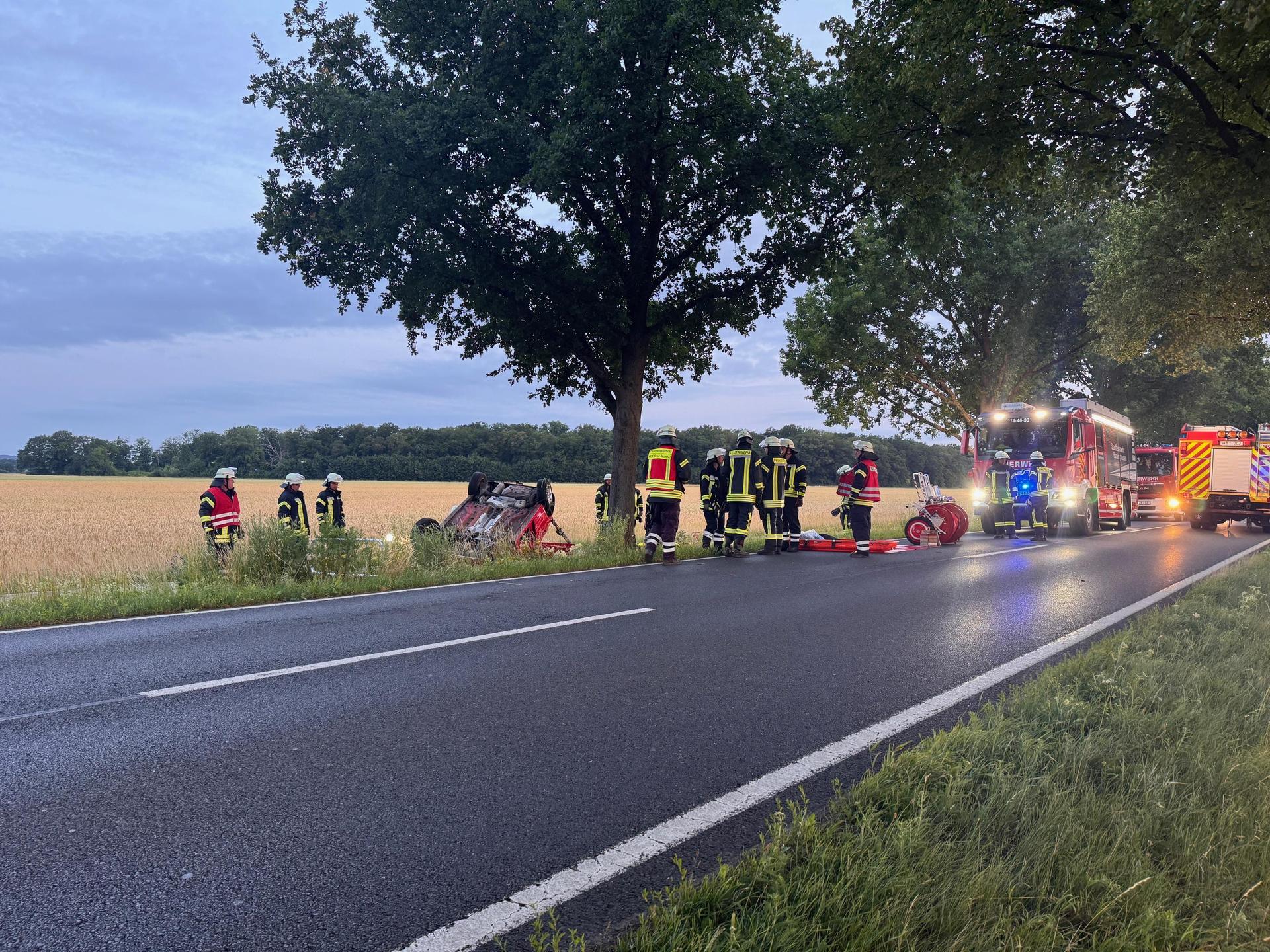 An der Unfallstelle: Die Rettungskräfte im Einsatz. (Foto: Feuerwehr)