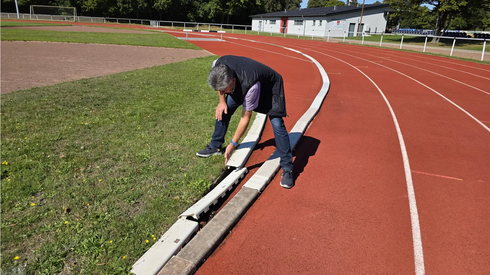 Ärgert sich über den Zustand der Laufbahn im Barnestadion: Der Sportvorstand und Abteilungsleiter Leichtathletik des TuS Wunstorf, Ulrich Baden. (Foto: tau)