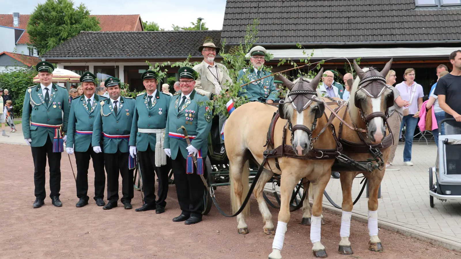 Premiere: Die Offiziere nutzen zum ersten Mal eine Kutsche.  (Foto: gi)